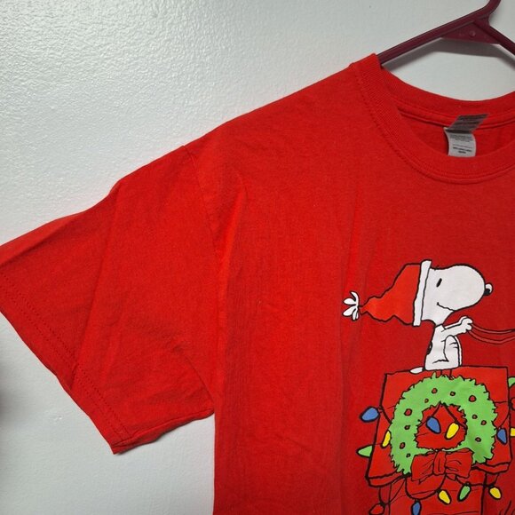 Gildan Snoopy Shirt Christmas Red Wreath Woodstock Dog Peanuts Cartoon Medium - Picture 2 of 6